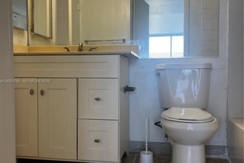 Condo in North Bay Village, Florida, 2 bedrooms  № 2068028 - photo 15