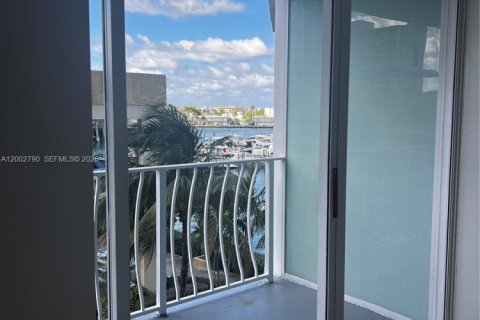 Condo in North Bay Village, Florida, 2 bedrooms  № 2068028 - photo 9