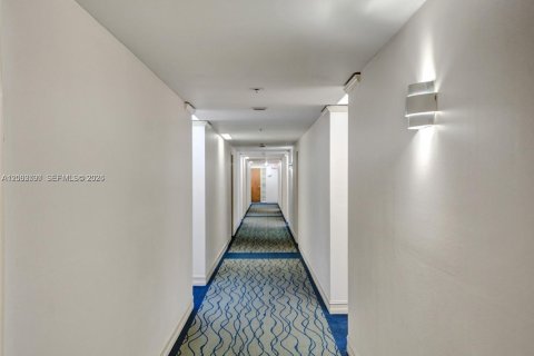 Condo in North Bay Village, Florida, 2 bedrooms  № 2068028 - photo 26