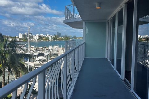 Condo in North Bay Village, Florida, 2 bedrooms  № 2068028 - photo 19