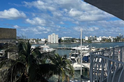 Condo in North Bay Village, Florida, 2 bedrooms  № 2068028 - photo 18