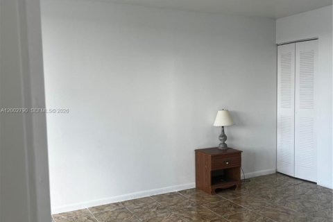 Condo in North Bay Village, Florida, 2 bedrooms  № 2068028 - photo 7