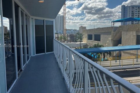 Condo in North Bay Village, Florida, 2 bedrooms  № 2068028 - photo 21