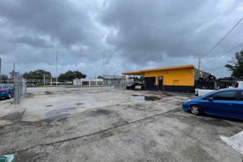 Commercial property in Miami, Florida № 1938886 - photo 9