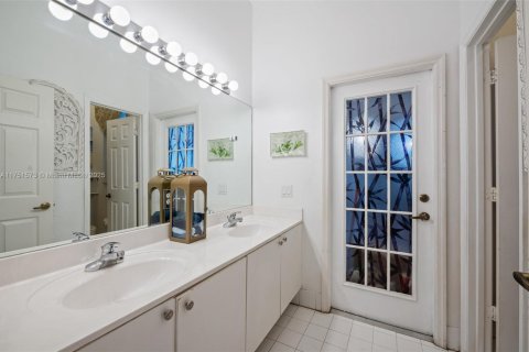 Купить виллу или дом в Пемброк-Пайнс, Флорида 5 спален, 266.72м2, № 1977610 - фото 29