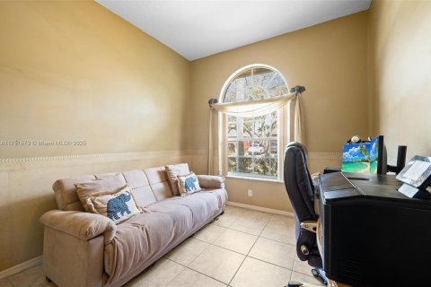 Купить виллу или дом в Пемброк-Пайнс, Флорида 5 спален, 266.72м2, № 1977610 - фото 20