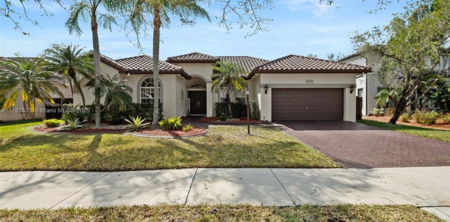 Дом в Пемброк-Пайнс, Флорида 5 спален, 266.72м2 № 1977610