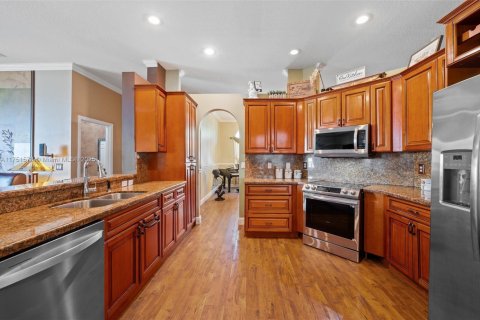 Купить виллу или дом в Пемброк-Пайнс, Флорида 5 спален, 266.72м2, № 1977610 - фото 9