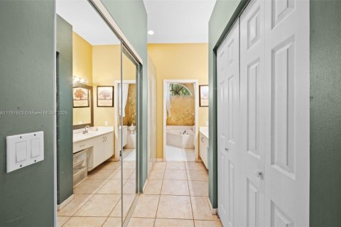 Купить виллу или дом в Пемброк-Пайнс, Флорида 5 спален, 266.72м2, № 1977610 - фото 17