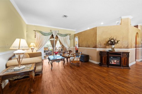 Купить виллу или дом в Пемброк-Пайнс, Флорида 5 спален, 266.72м2, № 1977610 - фото 4