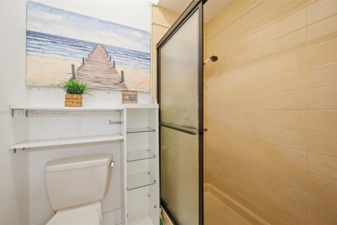 Купить виллу или дом в Пемброк-Пайнс, Флорида 5 спален, 266.72м2, № 1977610 - фото 30