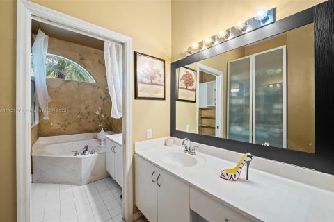 Купить виллу или дом в Пемброк-Пайнс, Флорида 5 спален, 266.72м2, № 1977610 - фото 18