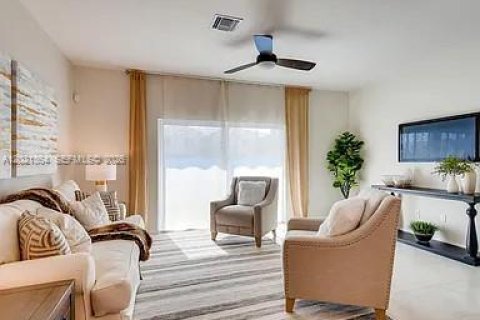 Снять в аренду таунхаус в Майами-Гарденс, Флорида 3 спальни, 133.97м2, № 2256904 - фото 3