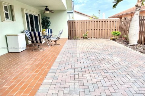 Casa en venta en Miami, Florida, 3 dormitorios, 161 m2 № 1890875 - foto 28