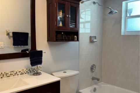 Casa en venta en Miami, Florida, 3 dormitorios, 161 m2 № 1890875 - foto 22