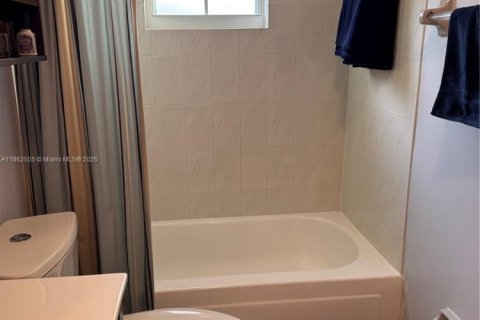 Casa en venta en Miami, Florida, 3 dormitorios, 161 m2 № 1890875 - foto 23