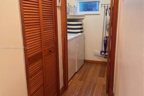 Casa en venta en Miami, Florida, 3 dormitorios, 161 m2 № 1890875 - foto 26