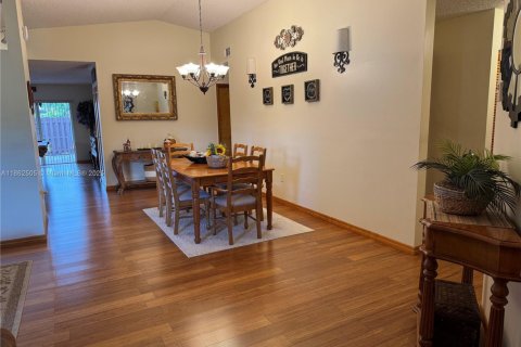 Casa en venta en Miami, Florida, 3 dormitorios, 161 m2 № 1890875 - foto 8