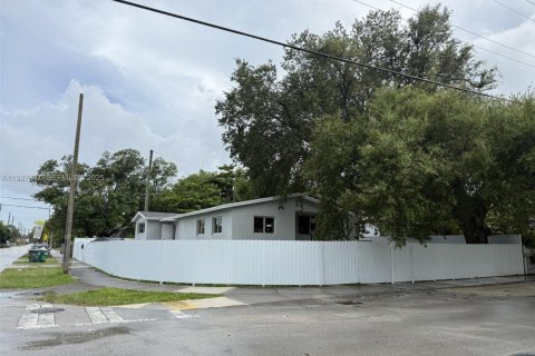 Villa ou maison à louer à Miami, Floride: 4 chambres, 185.62 m2 № 1986255 - photo 1