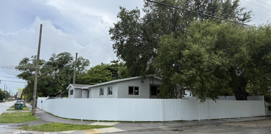 Villa ou maison à Miami, Floride 4 chambres, 185.62 m2 № 1986255