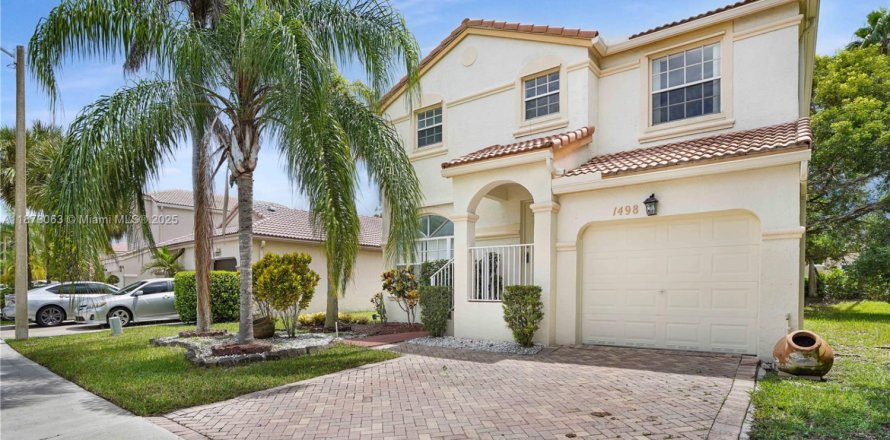 Дом в Пемброк-Пайнс, Флорида 3 спальни, 165.74м2 № 1921478