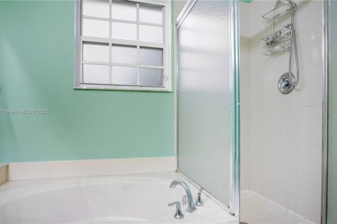 Купить виллу или дом в Пемброк-Пайнс, Флорида 3 спальни, 165.74м2, № 1921478 - фото 27