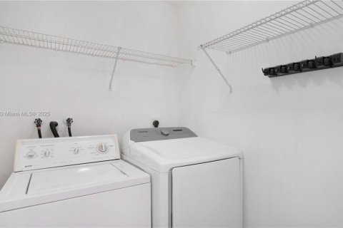 Купить виллу или дом в Пемброк-Пайнс, Флорида 3 спальни, 165.74м2, № 1921478 - фото 15