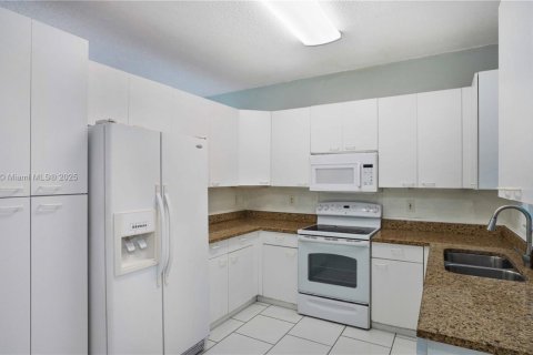 Купить виллу или дом в Пемброк-Пайнс, Флорида 3 спальни, 165.74м2, № 1921478 - фото 13