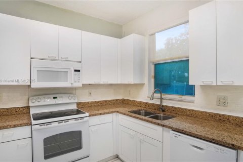 Купить виллу или дом в Пемброк-Пайнс, Флорида 3 спальни, 165.74м2, № 1921478 - фото 14