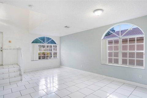 Купить виллу или дом в Пемброк-Пайнс, Флорида 3 спальни, 165.74м2, № 1921478 - фото 9