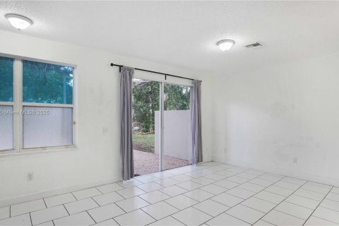 Купить виллу или дом в Пемброк-Пайнс, Флорида 3 спальни, 165.74м2, № 1921478 - фото 10