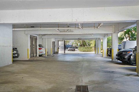 Condo in Miami Beach, Florida, 2 bedrooms  № 1973531 - photo 27