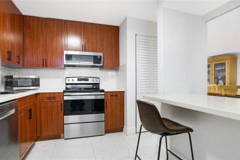 Condo in Miami Beach, Florida, 2 bedrooms  № 1973531 - photo 3