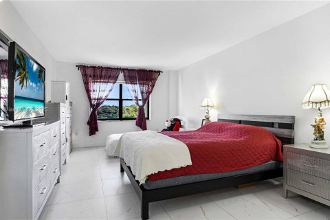 Condo in Miami Beach, Florida, 2 bedrooms  № 1973531 - photo 11