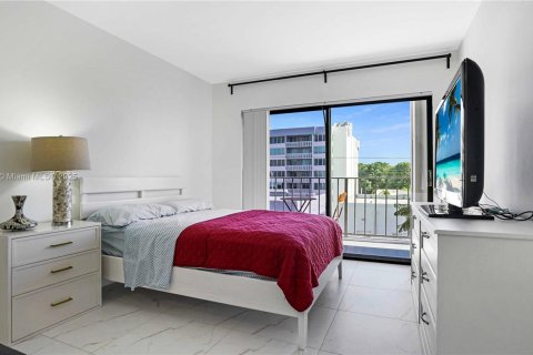 Condo in Miami Beach, Florida, 2 bedrooms  № 1973531 - photo 17