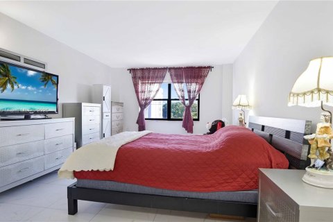 Condo in Miami Beach, Florida, 2 bedrooms  № 1973531 - photo 12