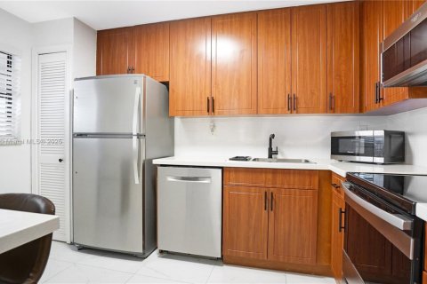 Condo in Miami Beach, Florida, 2 bedrooms  № 1973531 - photo 2