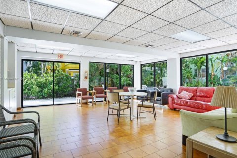 Condo in Miami Beach, Florida, 2 bedrooms  № 1973531 - photo 25