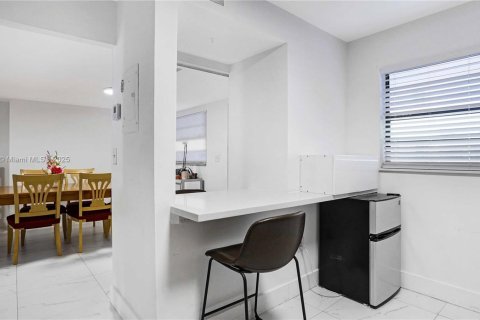 Condo in Miami Beach, Florida, 2 bedrooms  № 1973531 - photo 6