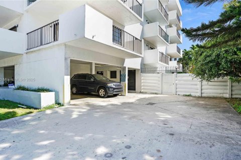 Condo in Miami Beach, Florida, 2 bedrooms  № 1973531 - photo 24