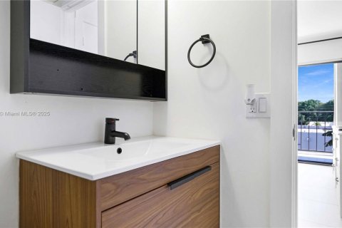 Condo in Miami Beach, Florida, 2 bedrooms  № 1973531 - photo 19