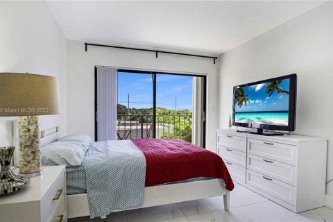 Condo in Miami Beach, Florida, 2 bedrooms  № 1973531 - photo 15