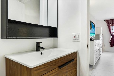 Condo in Miami Beach, Florida, 2 bedrooms  № 1973531 - photo 14