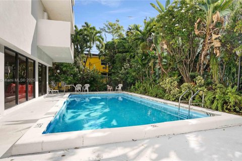Condo in Miami Beach, Florida, 2 bedrooms  № 1973531 - photo 30
