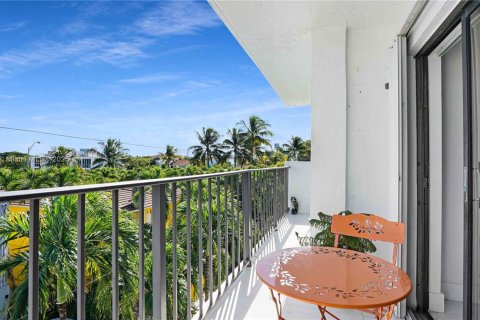 Condo in Miami Beach, Florida, 2 bedrooms  № 1973531 - photo 1