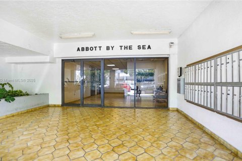 Condo in Miami Beach, Florida, 2 bedrooms  № 1973531 - photo 23