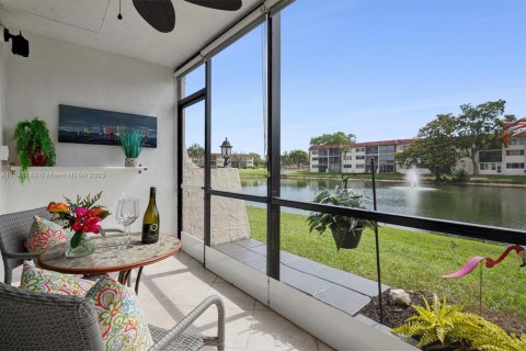 Condo in Pembroke Pines, Florida, 2 bedrooms № 1958432 - photo 1