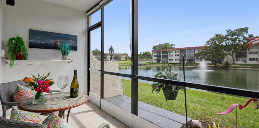 Condo in Pembroke Pines, Florida, 2 bedrooms № 1958432