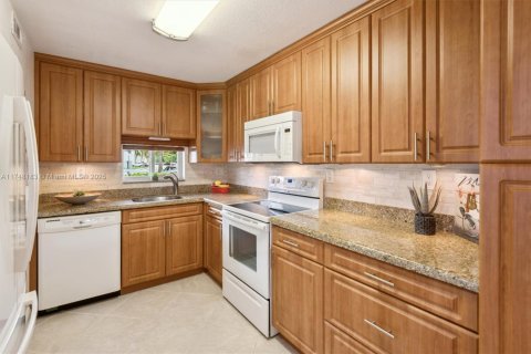 Condo in Pembroke Pines, Florida, 2 bedrooms № 1958432 - photo 10