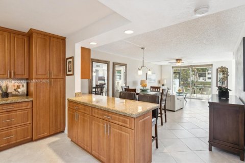 Condo in Pembroke Pines, Florida, 2 bedrooms № 1958432 - photo 2
